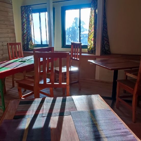 Bild enthält, Indoors, Interior Design, Wood, Hardwood, Chair, Table, Plywood, Restaurant, Tabletop, Wood Panels