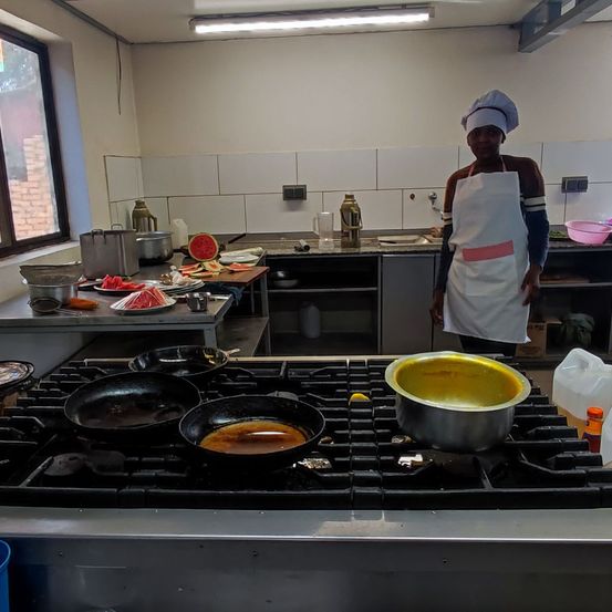 Bild enthält, Cooktop, Indoors, Kitchen, Person, Cooking, Food, Stirring Food