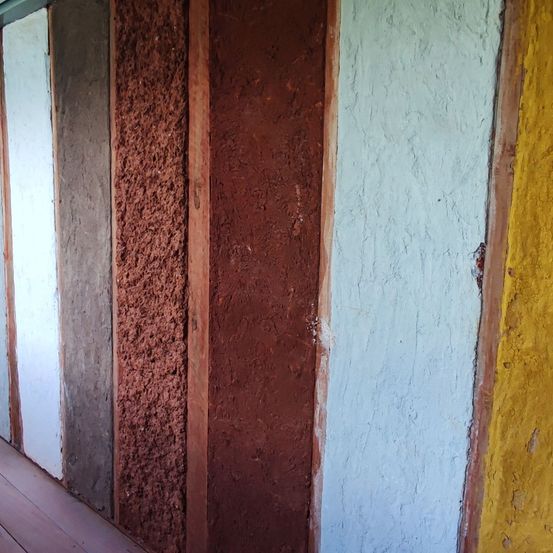 Bild enthält, Indoors, Interior Design, Wood, Floor, Flooring, Hardwood, Plywood, Stained Wood, Wood Panels