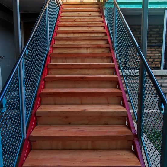 Bild enthält, Wood, Architecture, Building, House, Housing, Staircase, Hardwood, Handrail, Stained Wood, Railing