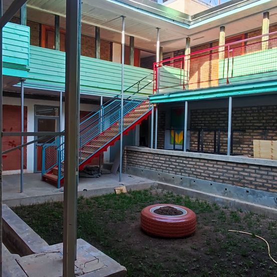 Bild enthält, Architecture, Building, Hotel, House, Housing, Staircase, City