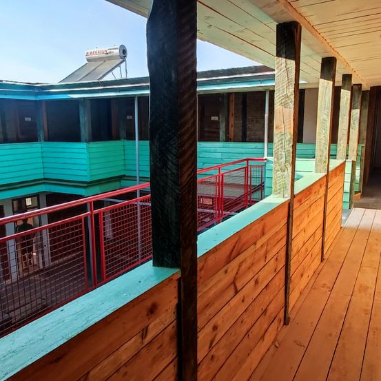 Bild enthält, Indoors, Interior Design, Wood, Building, Hotel, Resort, Balcony, Hardwood, Person, Floor