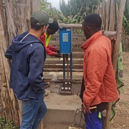 Bild enthält, Wood, Pants, Plywood, Soil, Jeans, Adult, Male, Man, Person, Child