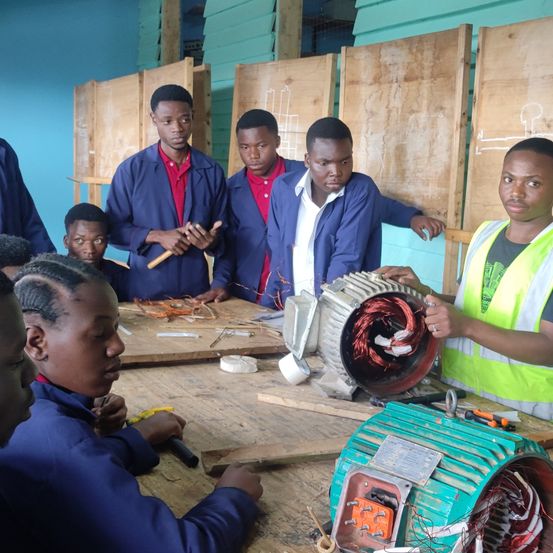 Bild enthält, Boy, Child, Male, Person, Adult, Man, Clothing, Hat, Face, Tape