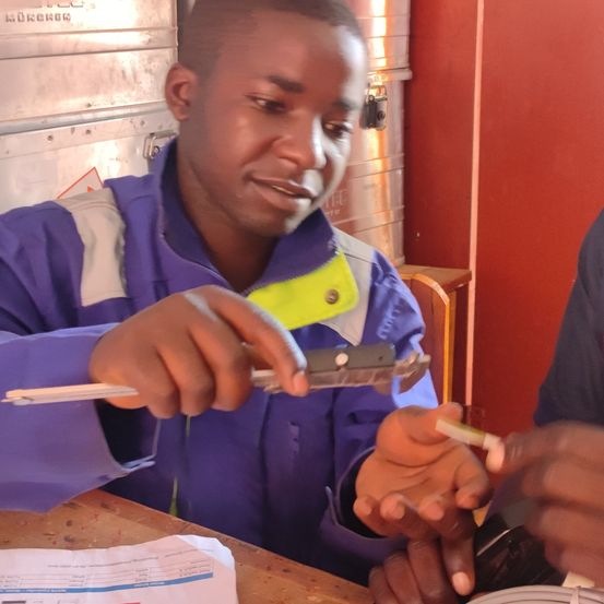Bild enthält, Person, Face, Head, Desk, Furniture, Table, Body Part, Finger, Hand