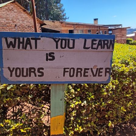 Bild enthält, Nature, Outdoors, Countryside, Person, Rural, Symbol, Road Sign, Sign