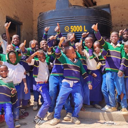 Bild enthält, Celebrating, Person, Clothing, Footwear, Shoe, Boy, Child, Male, Face, Groupshot