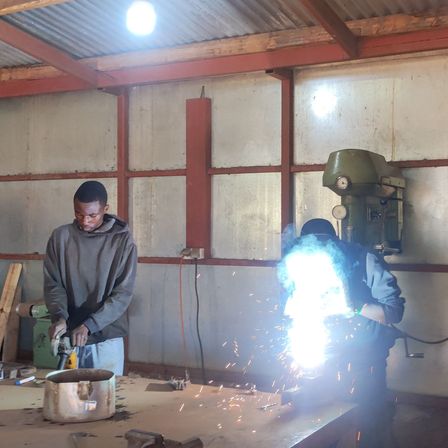 Bild enthält, Architecture, Building, Factory, Person, Adult, Male, Man, Manufacturing, Workshop