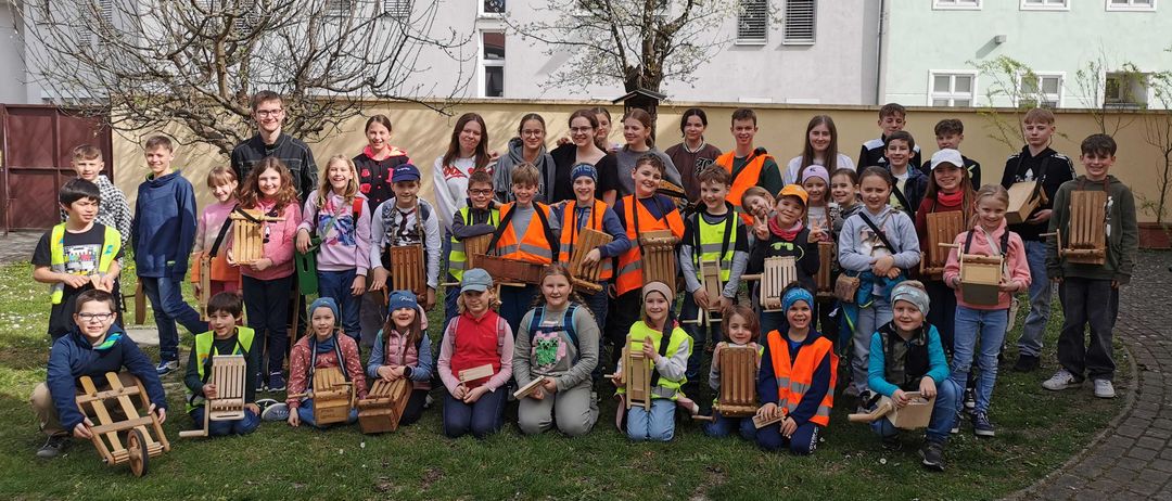 Bild enthält, College, People, Person, Shoe, Boy, Child, Male, Glasses, Hat, Handbag