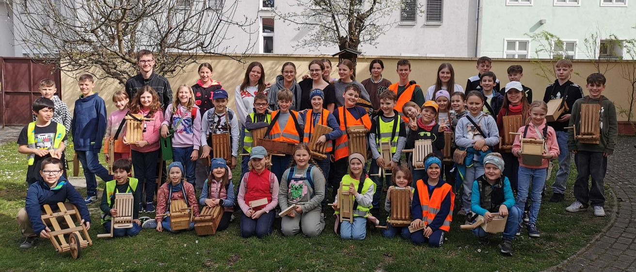 Bild enthält, College, People, Person, Shoe, Boy, Child, Male, Glasses, Hat, Handbag