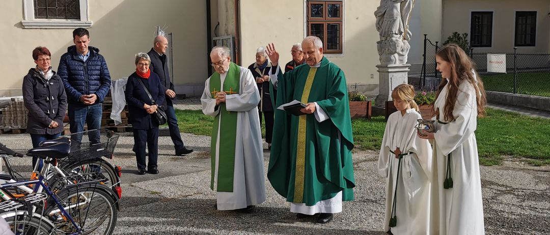 Bild enthält, Dress, Fashion, Formal Wear, Gown, Adult, Male, Man, Person, Wheel, People