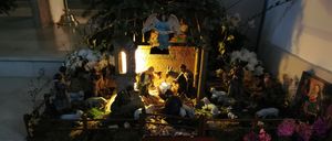 Bild enthält, Altar, Architecture, Building, Church, Prayer, Flower, Flower Arrangement, Plant, Flower Bouquet, Person