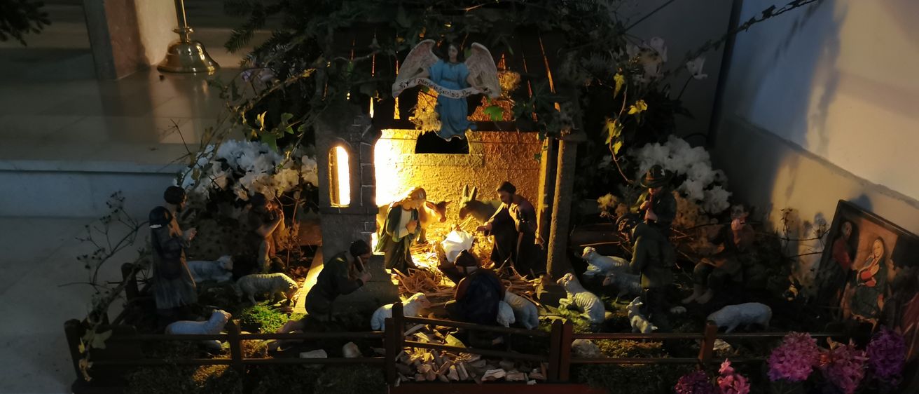 Bild enthält, Altar, Architecture, Building, Church, Prayer, Flower, Flower Arrangement, Plant, Flower Bouquet, Person