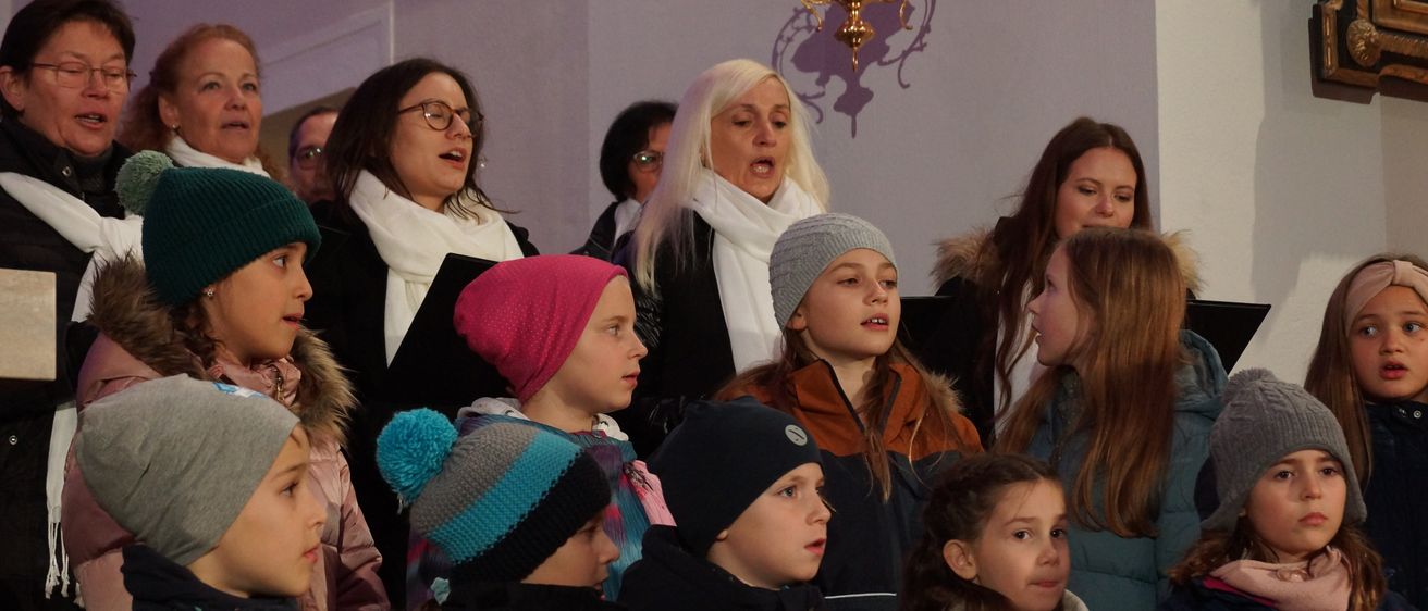 Bild enthält, Hat, Cap, People, Person, Child, Female, Girl, Adult, Woman, Face