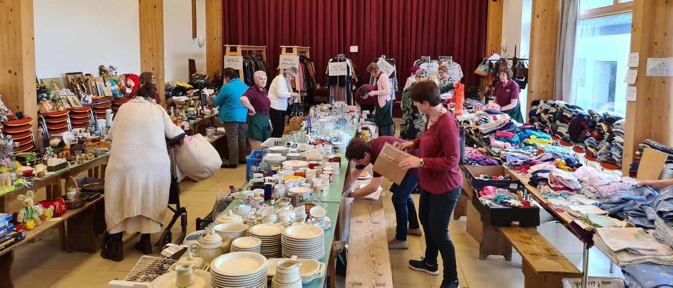 Bild enthält, Adult, Female, Person, Woman, People, Indoors, Face, Market, Package, Bazaar