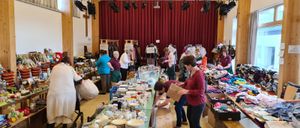 Bild enthält, Adult, Female, Person, Woman, People, Indoors, Face, Market, Package, Bazaar