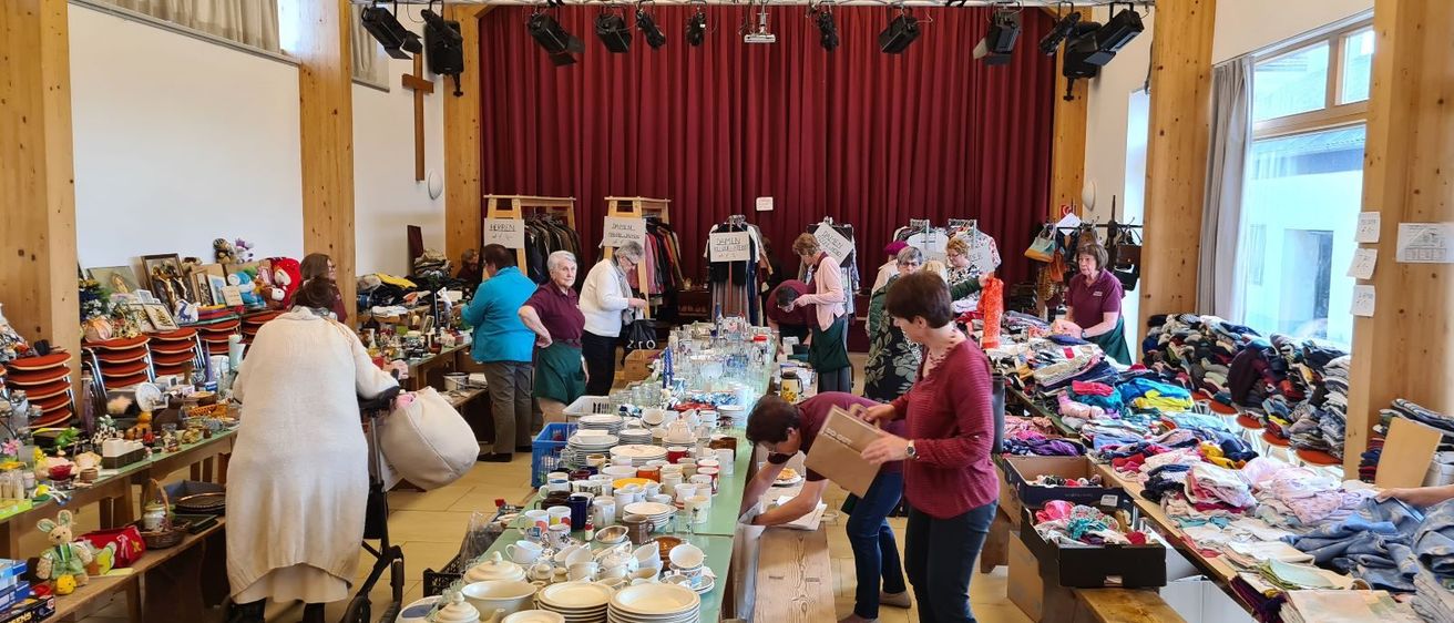 Bild enthält, Adult, Female, Person, Woman, People, Indoors, Face, Market, Package, Bazaar