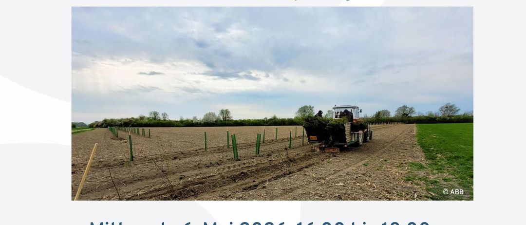 Plakat zur Eröffnung und Segnung der ersten Mehrnutzungsfläche auf Kirchengrund. Es zeigt ein Foto eines Traktors auf einem Feld. Die Veranstaltung findet am 6. Mai 2026 von 16:00 bis 18:00 Uhr südlich des Marktgartens Grand Garden statt. Sponsoren sind Umweltbüro, Klar! und Wagram.