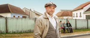 Bild enthält, Nature, Outdoors, Yard, Adult, Male, Man, Person, Coat, Picket Fence, Face