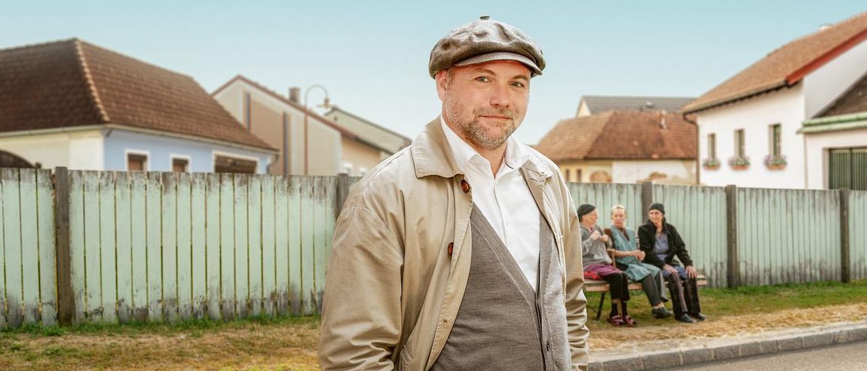 Bild enthält, Nature, Outdoors, Yard, Adult, Male, Man, Person, Coat, Picket Fence, Face