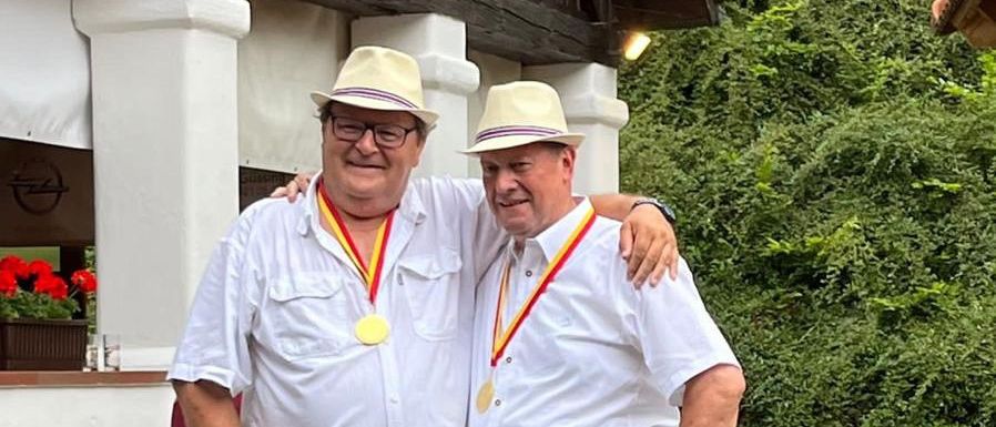 Bild enthält, Hat, Person, Portrait, Potted Plant, Adult, Male, Man, Pants, Shirt, People