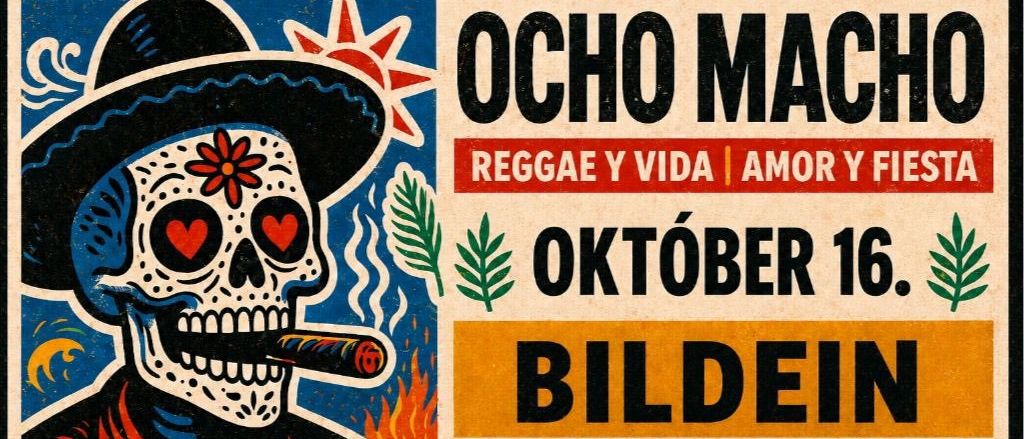 Plakat eines Skeletts mit Hut, das einen Zigarre raucht, umgeben von Flammen und Blumen. Es steht 'Ocho Macho' und 'Reggae y Vida | Amor y Fuego', mit 'Oktober 16' unten.