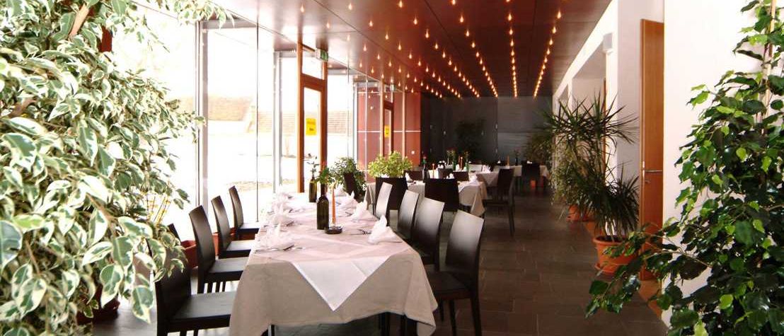 Bild enthält, Dining Table, Furniture, Table, Indoors, Building, Dining Room, Restaurant, Chair, Plant, Cafeteria