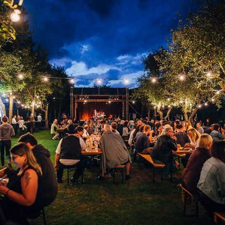 Bild enthält, Urban, Adult, Male, Man, Person, People, Fun, Female, Woman, Party