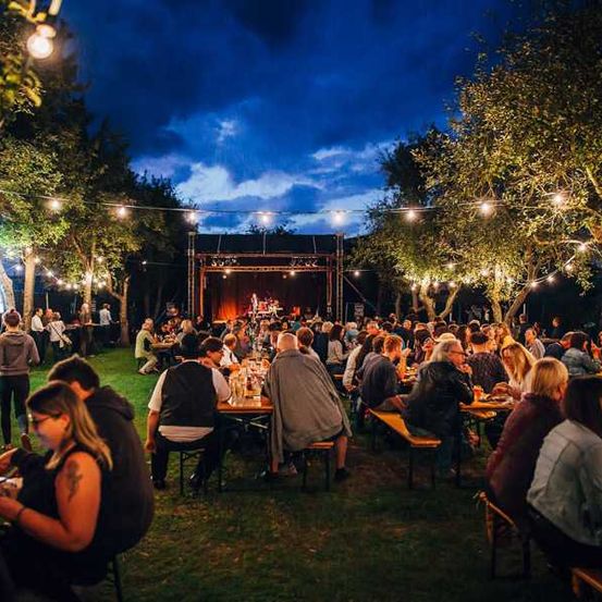 Bild enthält, Urban, Adult, Male, Man, Person, People, Fun, Female, Woman, Party