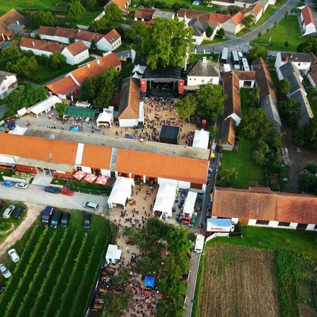 Bild enthält, Outdoors, Building, Suburb, Neighborhood, Aerial View, Housing, Car, Nature