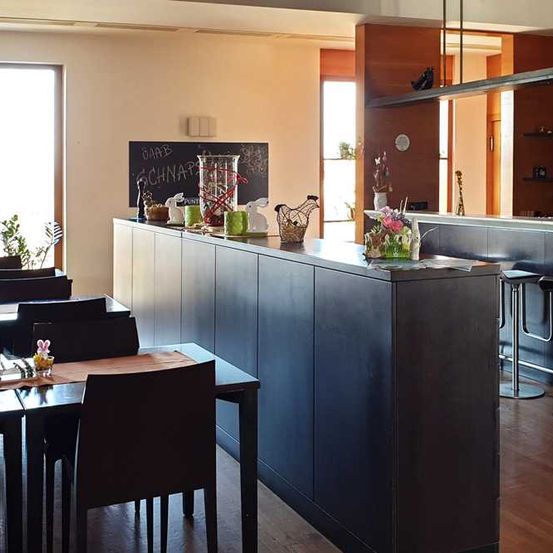 Bild enthält, Indoors, Interior Design, Dining Table, Furniture, Table, Dining Room, Kitchen, Chair, Restaurant, Monitor