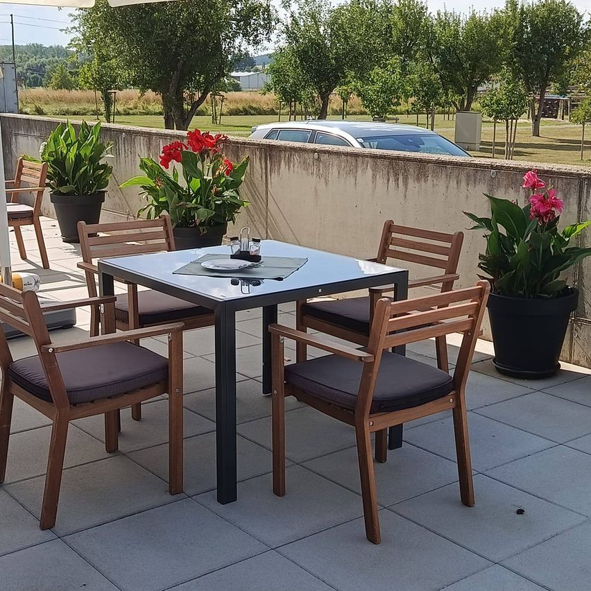Genießen Sie die Sommertage und Sommerabende auf unserer Terrasse.