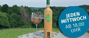 Werbeposter für Weinverkostung bei Steyr Achterln. Zeigt eine Flasche, ein Weinglas und eine ländliche Kulisse. Jeden Mittwoch ab 18.00 Uhr.