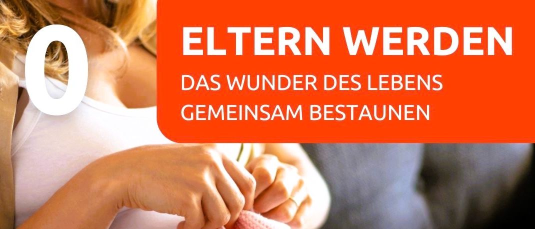 Eine schwangere Frau sitzt auf einer Couch und hält eine Baby-Schuh, mit Daten für Online- und Präsenzveranstaltungen angezeigt.