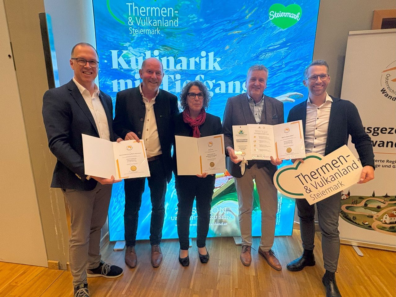 Bild enthält, People, Person, Adult, Male, Man, Groupshot, Female, Woman, Blazer, Shoe