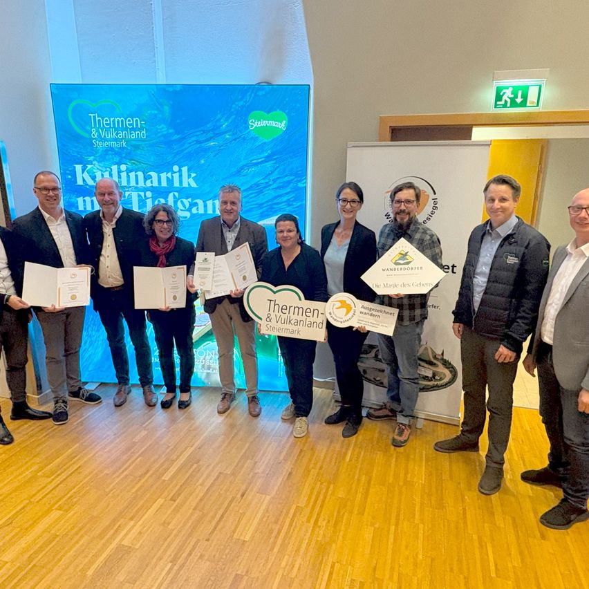 Bild enthält, Groupshot, Person, Adult, Male, Man, Wood, Coat, Suit, Shoe, People