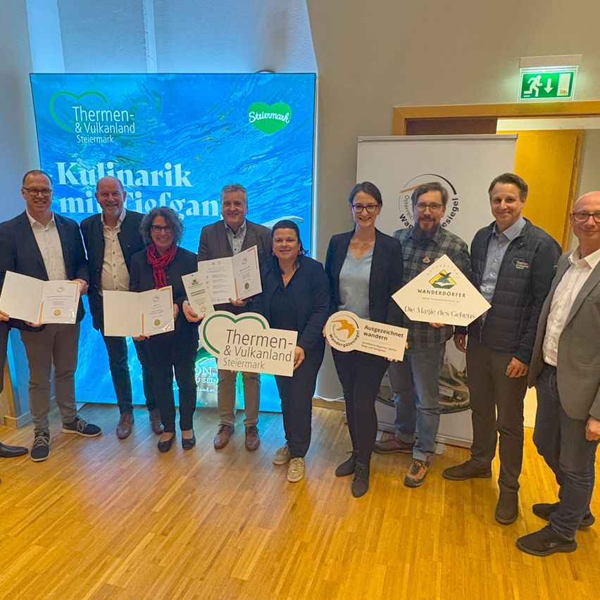 Bild enthält, Groupshot, Person, Wood, People, Floor, Flooring, Adult, Male, Man, Woman