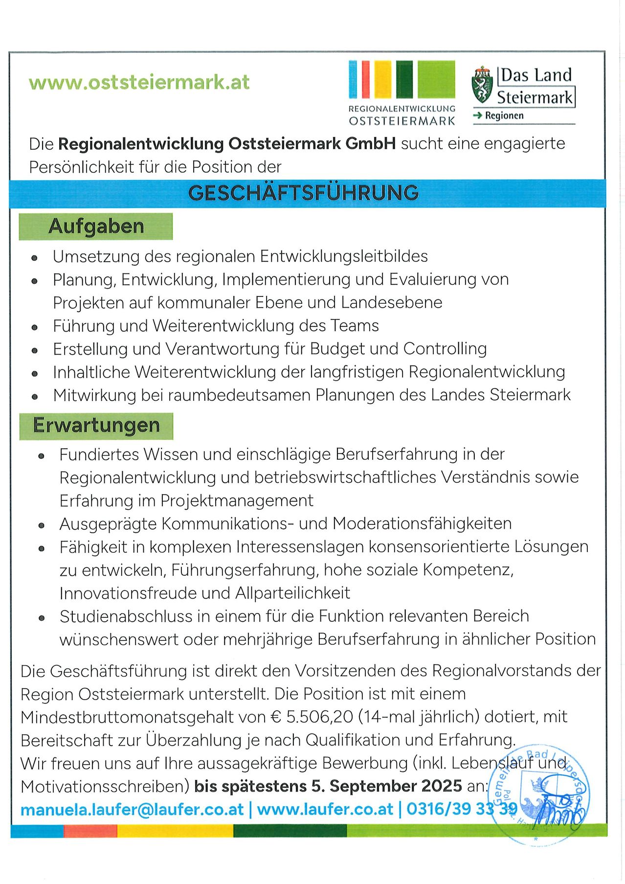 Die Regionalentwicklung Steiermark GmbH sucht eine engagierte Person für die Position der Geschäftsführung. Aufgaben umfassen die Umsetzung des regionalen Entwicklungsleitbildes, Planung, Entwicklung, Implementierung und Evaluierung von Projekten auf kommunaler und Landesebene, Teamführung, Erstellung und Verantwortung für Budget und Controlling, inhaltliche Weiterentwicklung der langfristigen Regionalentwicklung. Erwartungen umfassen fundiertes Wissen und relevante Berufserfahrung in der Regionalentwicklung, Projektmanagement, Kommunikations- und Moderationsfähigkeiten, Fähigkeit zur Entwicklung konsensbasierter Lösungen, Führungserfahrung, soziale Kompetenz, Innovationsfreude und Unparteilichkeit. Ein Studienabschluss in einem relevanten Bereich oder mehrjährige Berufserfahrung ist erforderlich. Die Position ist direkt dem Präsidenten des Regionalvorstands unterstellt. Das Mindestbrutto-Monatsgehalt beträgt € 5.506,20 (14-mal jährlich), mit Bereitschaft zur Überzahlung je nach Qualifikation und Erfahrung.