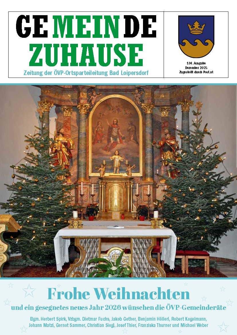 Ein Kirchenaltar, geschmückt für Weihnachten mit Statuen, Kerzen und einem goldenen Rahmen mit einem religiösen Gemälde. Zwei Weihnachtsbäume auf beiden Seiten, geschmückt mit Ornamenten.