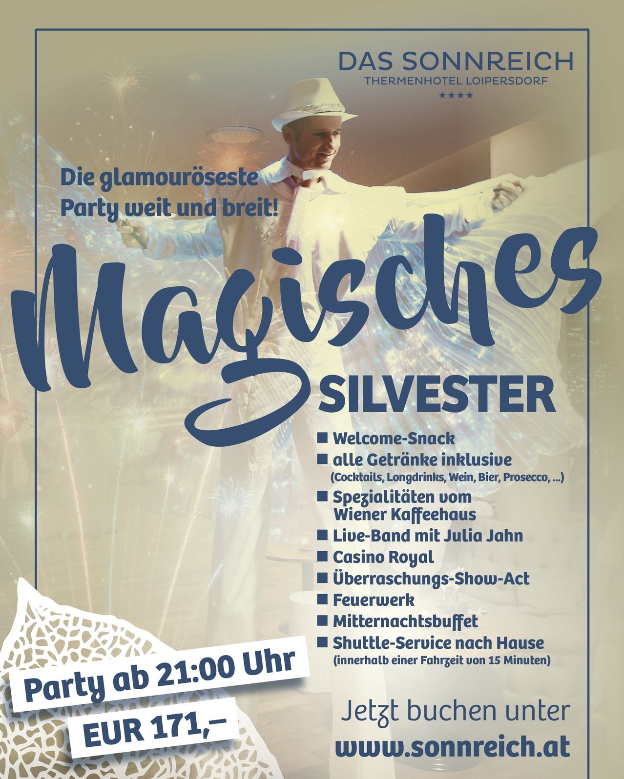 Plakat für eine glamouröse Silvesterparty mit einem Mann in weißem Anzug und Hut. Beinhaltet Willkommens-Snack, inklusive Getränke, Spezialitäten, Live-Band, Überraschungs-Show-Act, Feuerwerk, Mitternachtsbuffet und Shuttle-Service. Beginn um 21 Uhr.