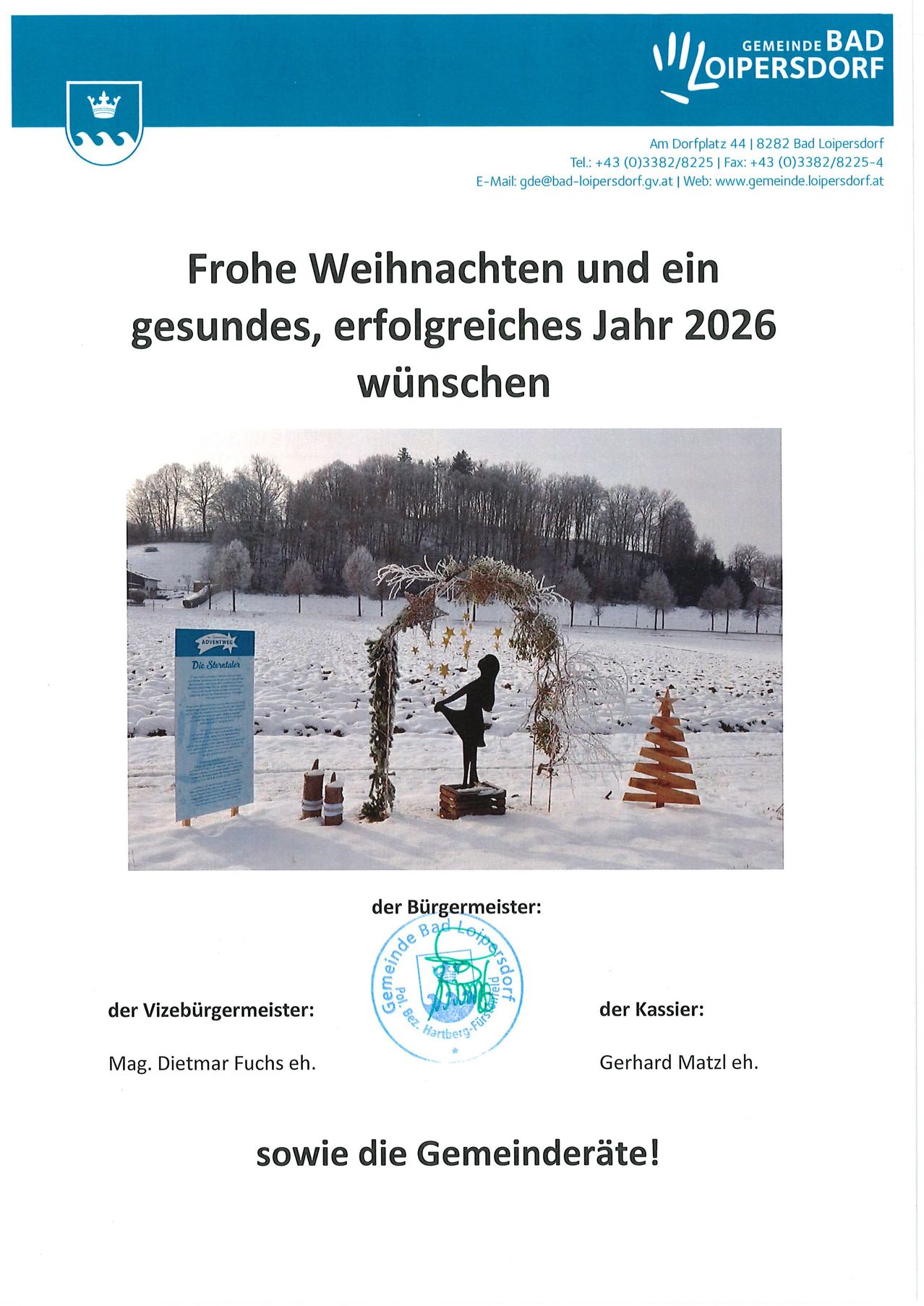 Ein Weihnachtsgruß zeigt eine verschneite Landschaft mit einem kleinen Baum, einem Schild und einer Figur. Darüber steht der Text 'Frohe Weihnachten und ein gesundes, erfolgreiches Jahr 2026 wünschen'. Unten im Bild sind die Namen des Bürgermeisters, des Vizebürgermeisters und des Kassiers aufgeführt.