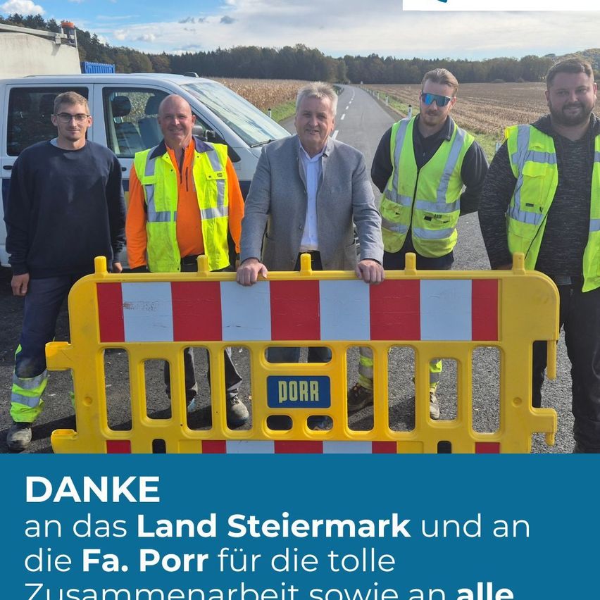 Fünf Männer in Sicherheitswesten stehen hinter einer Barriere, wahrscheinlich in einem Feld. Ein Mann in einem grauen Anzug lächelt. Die Barriere hat das Wort 'POOR' darauf. Der Text lautet 'DANKE an das Land Steiermark und an die Fa. Porr für die tolle Zusammenarbeit sowie an alle.'