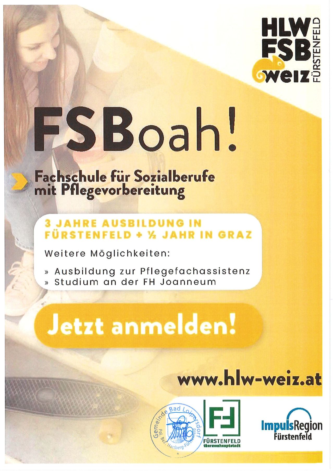 Ein Plakat für eine Fachschule für Sozialberufe mit Pflegevorbereitung. Es bietet ein 3-jähriges Programm in Furstenfeld und ein halbes Jahr in Graz. Zusätzliche Optionen umfassen die Ausbildung zur Pflegefachassistentin und ein Studium an der FH Joanneum. Es ermutigt zur sofortigen Anmeldung und gibt eine Website an.