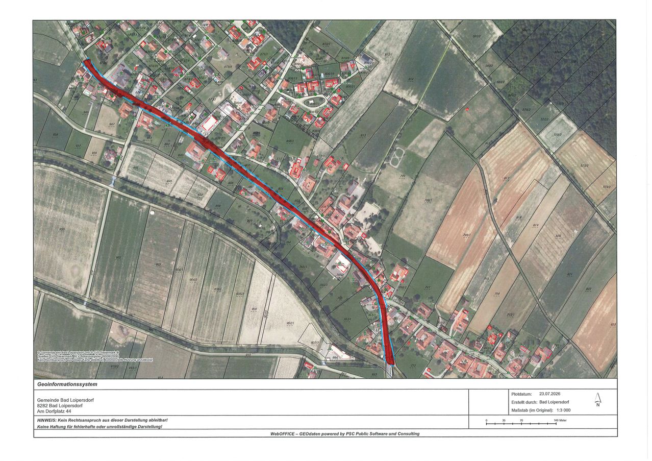 Luftbildkarte mit einer vorgeschlagenen Straßenroute in Rot, die durch ein ländliches Gebiet mit verstreuten Gebäuden, Feldern und einer kleinen Stadt verläuft. Die Karte enthält Rasterlinien und Beschriftungen zur Orientierung.