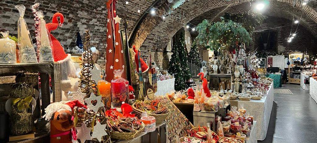 Bild enthält, Bazaar, Market, Shop, Adult, Bride, Female, Person, Woman, Indoors, Christmas Decorations