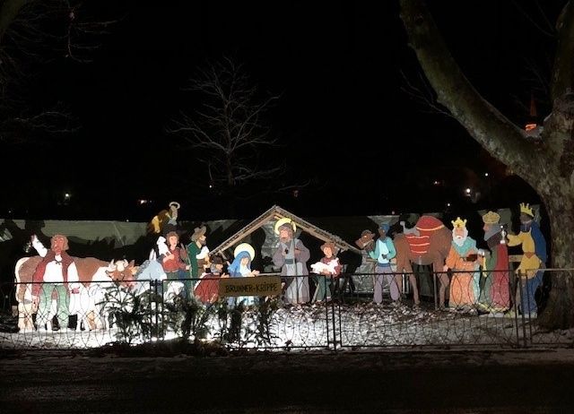 Bild enthält, Tree, Nature, Night, Outdoors, Person, Urban, Lighting, Shelter, Hat, Park