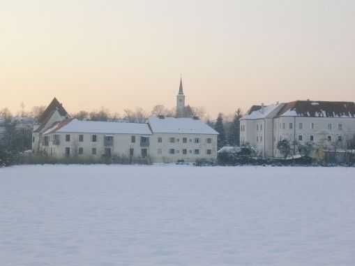 Bild enthält, Neighborhood, Building, Spire, Nature, Outdoors, Scenery, Monastery, City, Winter, Snow