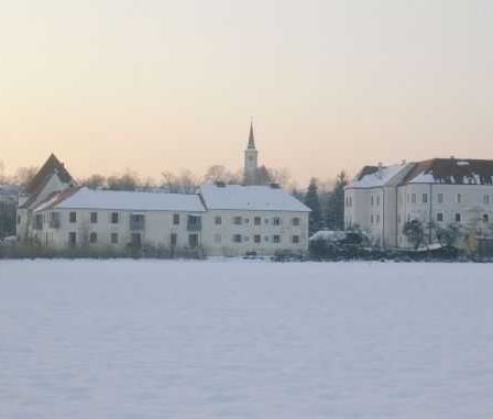 Bild enthält, Neighborhood, Building, Spire, Nature, Outdoors, Scenery, Monastery, City, Winter, Snow
