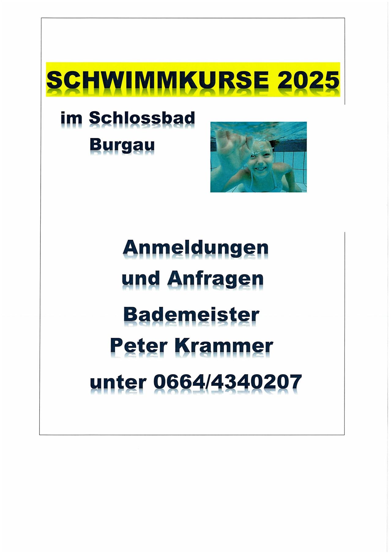 Das Bild zeigt einen Schwimmkurs im Jahr 2023 im Schlossbad Burgau. Ein lächelndes Kind schwimmt im Pool. Unten sind Details zur Anmeldung und Anfragen sowie die Kontaktnummer für den Schwimmlehrer Peter Krammer angegeben.