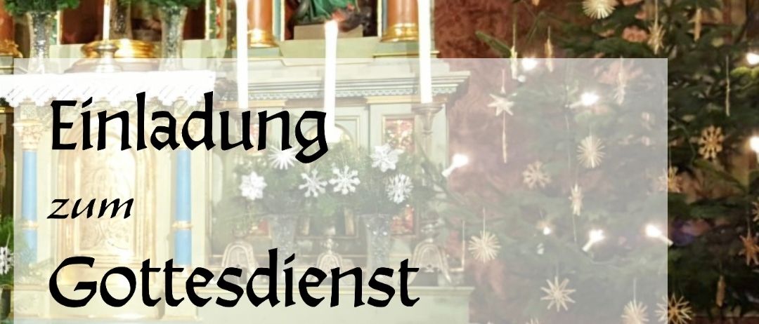 Eine goldene Statue steht hinter einem kerzenbeleuchteten Altar. Ein geschmückter Weihnachtsbaum leuchtet rechts. Eine Überlagerung lautet: 'Einladung zum Gottesdienst am 3. Adventssonntag, dem 14. Dezember 2025, um 8:30 Uhr.'